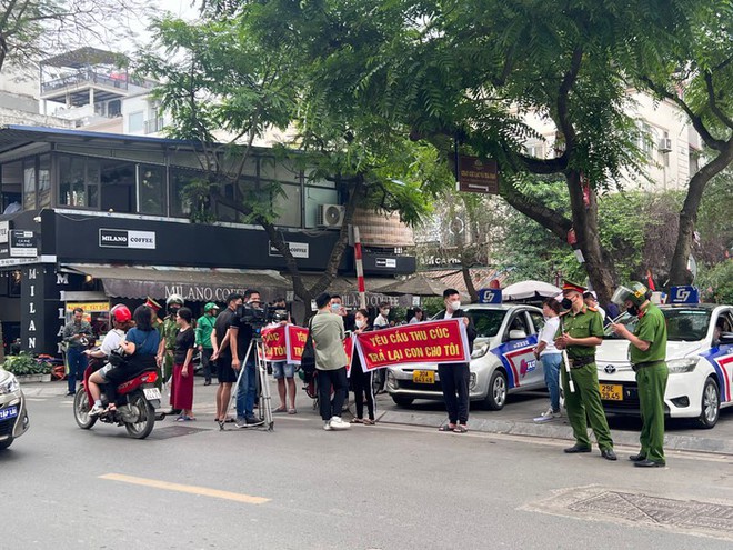 Vụ thai nhi tử vong ở Hà Nội: Người nhà căng băng rôn trước cổng Bệnh viện Thu Cúc - Ảnh 4.