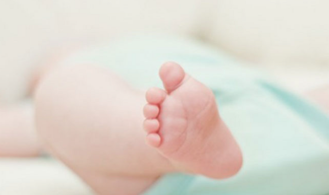 Bé trai 6 tháng tuổi có “vùng kín” phát triển như người lớn - Ảnh 1.