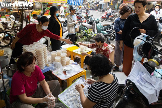 Người Hà Nội xếp hàng gần 2 tiếng chờ mua bánh trôi, bánh chay ngày Tết Hàn thực - Ảnh 8.