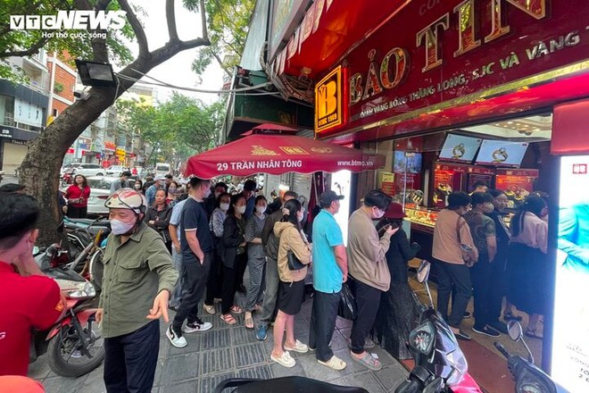 Cảnh mua bán trái ngược ở Hà Nội trong những ngày giá vàng đắt chưa từng có - Ảnh 1.