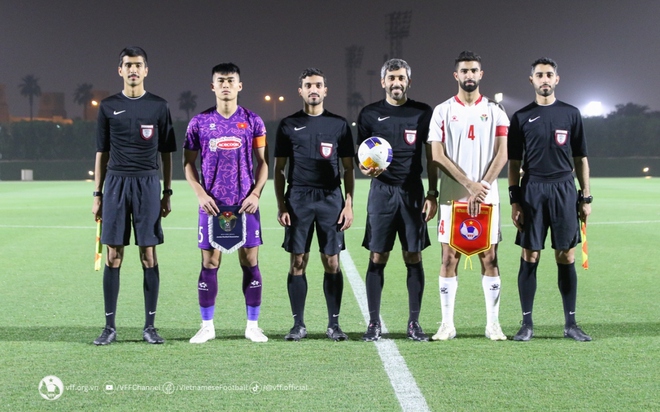 Hé lộ hình ảnh trận đấu kín của U23 Việt Nam và U23 Jordan - Ảnh 1.