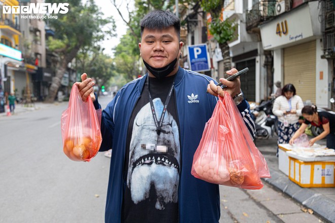 Người Hà Nội xếp hàng gần 2 tiếng chờ mua bánh trôi, bánh chay ngày Tết Hàn thực - Ảnh 6.