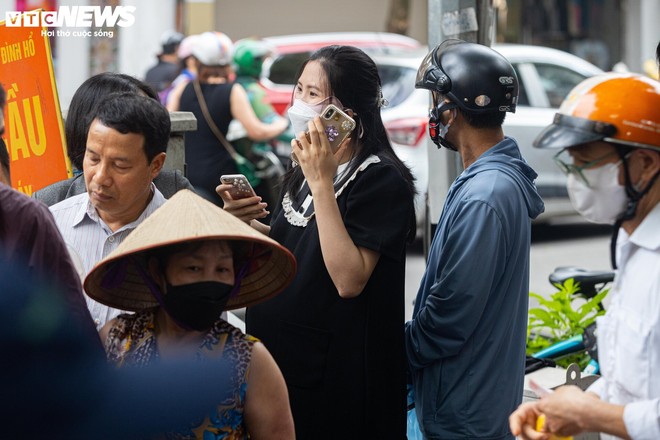 Người Hà Nội xếp hàng gần 2 tiếng chờ mua bánh trôi, bánh chay ngày Tết Hàn thực - Ảnh 5.