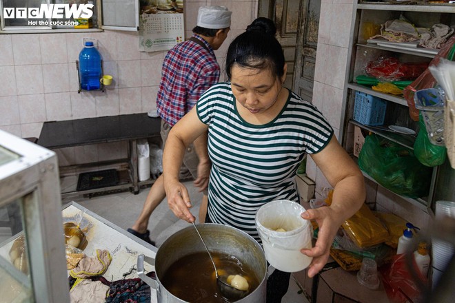 Người Hà Nội xếp hàng gần 2 tiếng chờ mua bánh trôi, bánh chay ngày Tết Hàn thực - Ảnh 4.