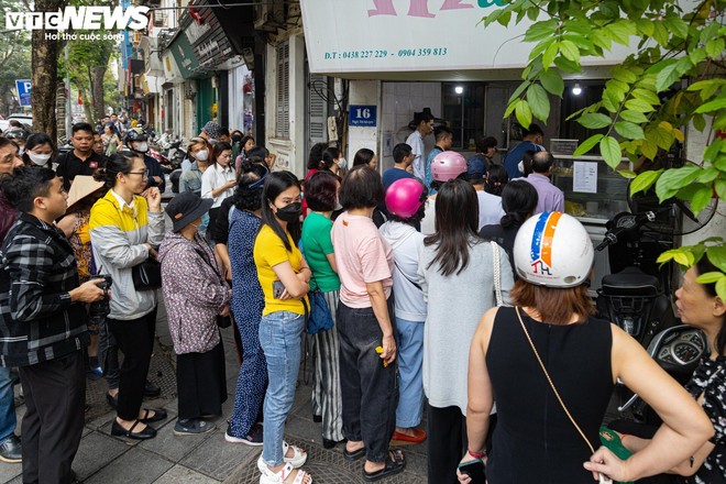 Người Hà Nội xếp hàng gần 2 tiếng chờ mua bánh trôi, bánh chay ngày Tết Hàn thực - Ảnh 2.