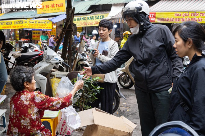 Người Hà Nội xếp hàng gần 2 tiếng chờ mua bánh trôi, bánh chay ngày Tết Hàn thực - Ảnh 16.