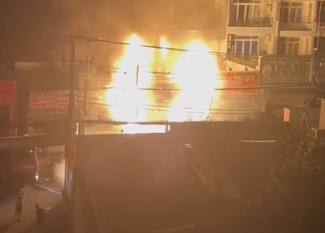 Cháy tiệm bánh ở TP.HCM lúc nửa đêm, 6 người kịp thoát nạn - Ảnh 1.