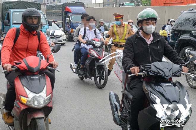 Con vi phạm giao thông, mẹ nhắn: Kệ, con cứ ngồi đấy là họ sẽ thả” - Ảnh 3.