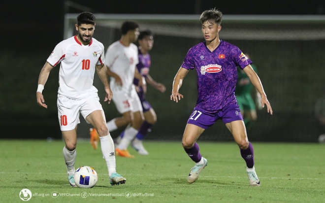Hé lộ hình ảnh trận đấu kín của U23 Việt Nam và U23 Jordan - Ảnh 10.