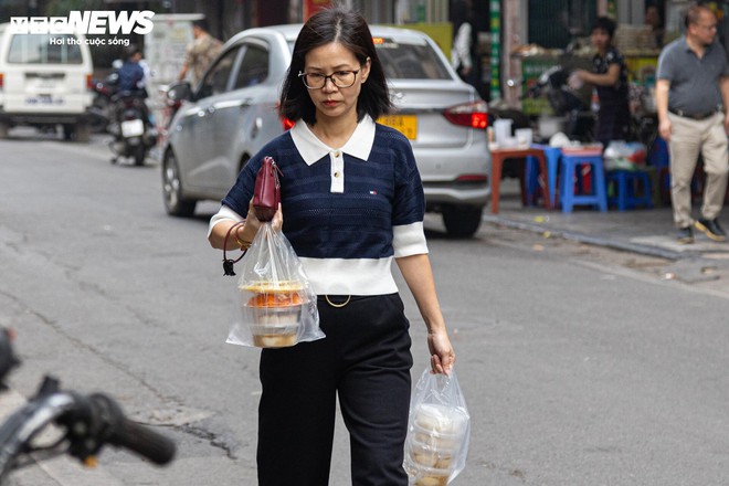 Người Hà Nội xếp hàng gần 2 tiếng chờ mua bánh trôi, bánh chay ngày Tết Hàn thực - Ảnh 15.