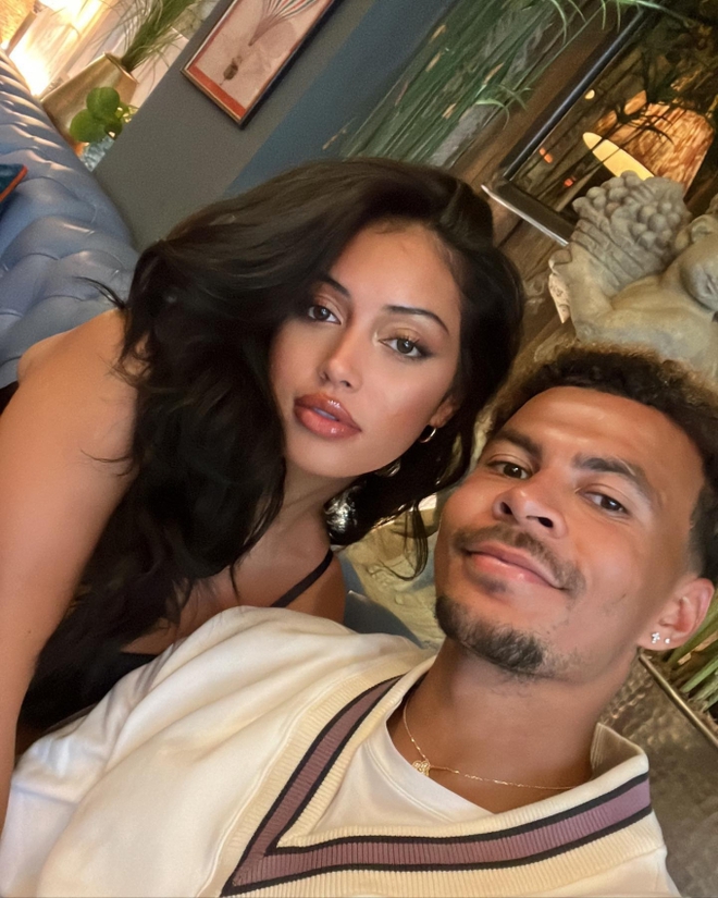 Nàng WAG được cho quyến rũ hơn cả bạn gái Ronaldo: Có 7 triệu lượt theo dõi, đổi đời vì được Justin Bieber tìm kiếm - Ảnh 8. Nàng WAG được cho quyến rũ hơn cả bạn gái Ronaldo: Có 7 triệu lượt theo dõi, đổi đời vì được Justin Bieber tìm kiếm - Ảnh 8.