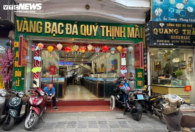 Cảnh mua bán trái ngược ở Hà Nội trong những ngày giá vàng đắt chưa từng có - Ảnh 9.