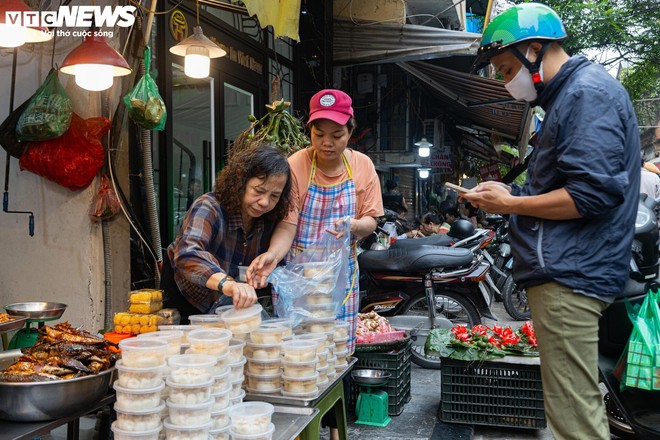 Người Hà Nội xếp hàng gần 2 tiếng chờ mua bánh trôi, bánh chay ngày Tết Hàn thực - Ảnh 14.