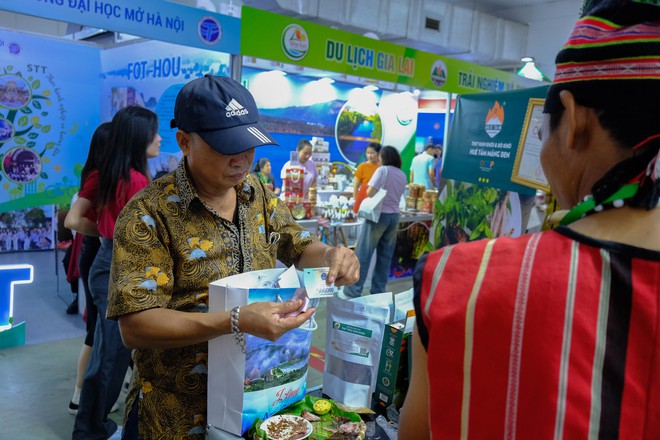 Chen chân xếp hàng săn tour du lịch, vé máy bay giá rẻ - Ảnh 12.