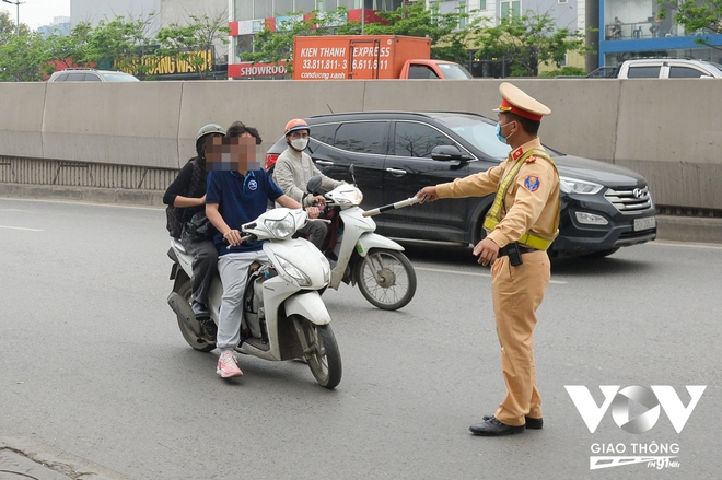 Con vi phạm giao thông, mẹ nhắn: Kệ, con cứ ngồi đấy là họ sẽ thả” - Ảnh 1.