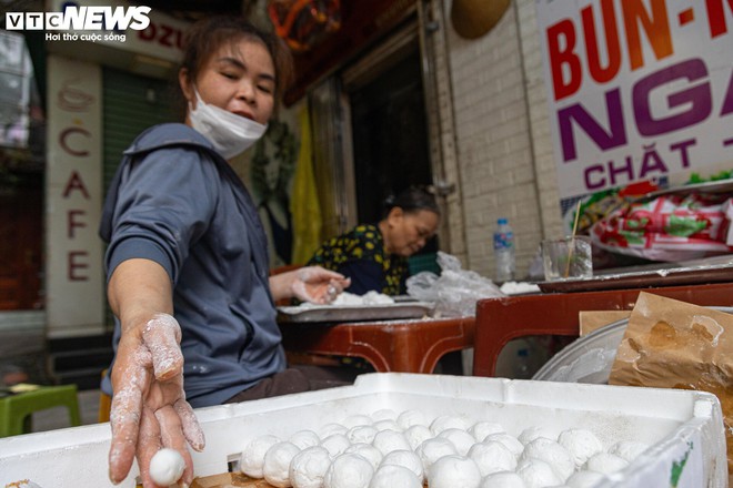 Người Hà Nội xếp hàng gần 2 tiếng chờ mua bánh trôi, bánh chay ngày Tết Hàn thực - Ảnh 11.