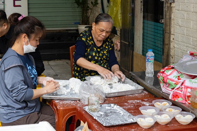 Người Hà Nội xếp hàng gần 2 tiếng chờ mua bánh trôi, bánh chay ngày Tết Hàn thực - Ảnh 9.