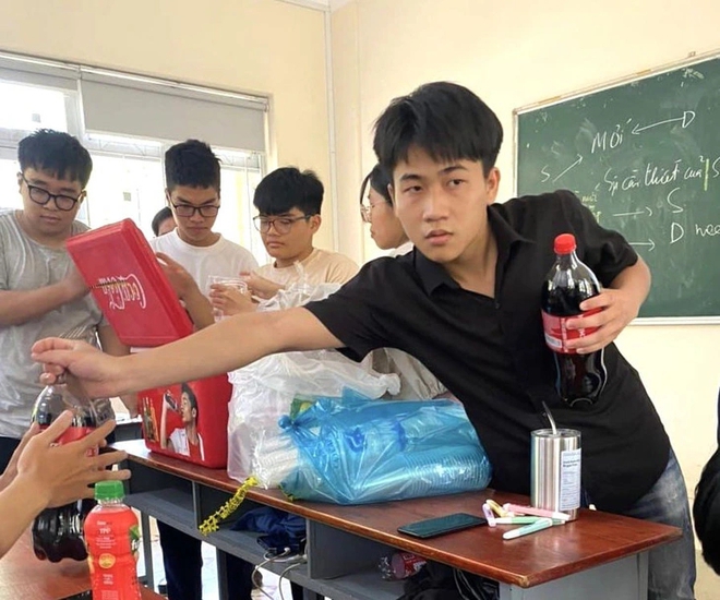 TP.HCM hầm hập như chảo lửa, thầy giáo xuất hiện ở lớp học cùng đống bảo bối chữa nóng khiến netizen nhiệt tình bấm like - Ảnh 2.