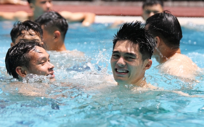 Cầu thủ U23 Việt Nam khoe cơ bụng 6 múi ở bể bơi sau trận gặp U23 Jordan - Ảnh 8.