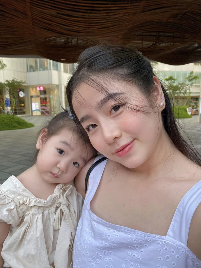 Hot girl Việt được báo Trung Quốc ca ngợi “đẹp như nữ thần”: U30 một nách hai con, là bà chủ spa giàu có - Ảnh 8.