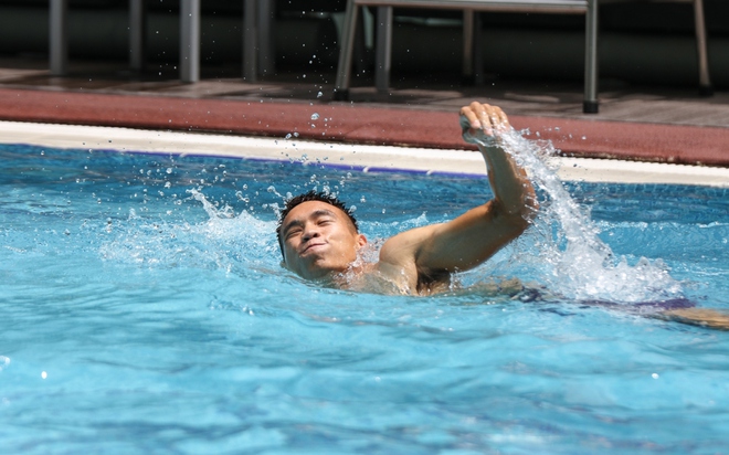 Cầu thủ U23 Việt Nam khoe cơ bụng 6 múi ở bể bơi sau trận gặp U23 Jordan - Ảnh 7.