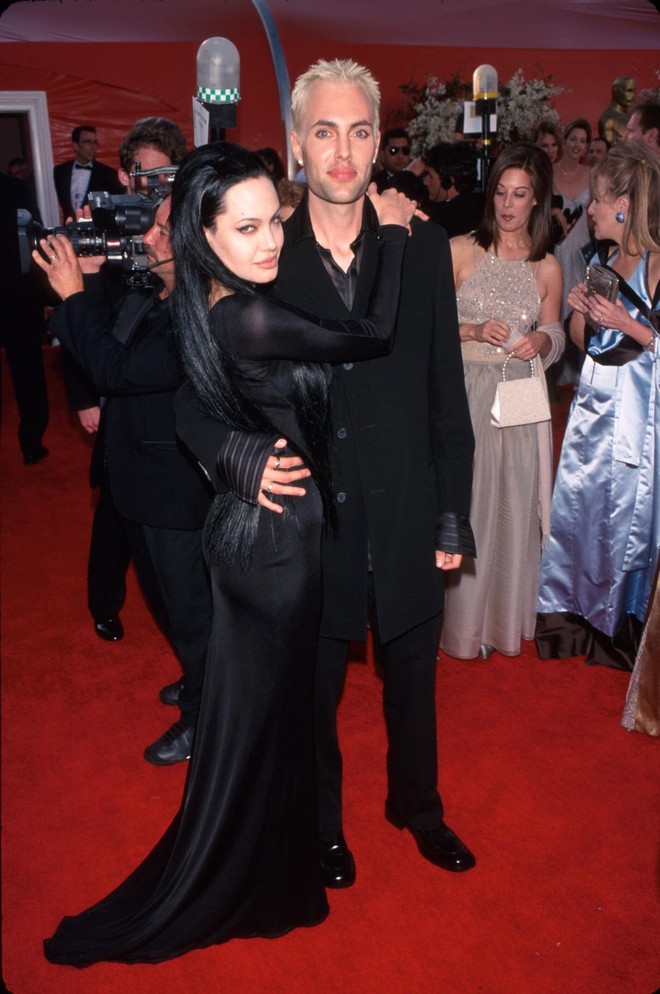 Người khiến Angelina Jolie bất hòa với Brad Pitt - Ảnh 4.