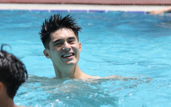 Cầu thủ U23 Việt Nam khoe cơ bụng 6 múi ở bể bơi sau trận gặp U23 Jordan - Ảnh 5.
