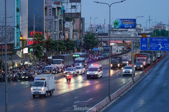 Nhìn lại đoàn xe chuyên dụng áp giải bị cáo trong vụ án Vạn Thịnh Phát - Ảnh 13.