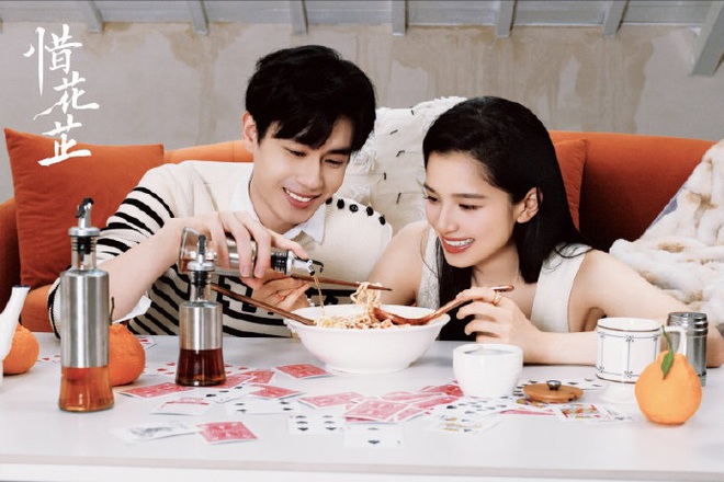 Cặp đôi Hoa ngữ tình tứ muốn xỉu ở hậu trường phim mới, netizen tấm tắc khen: Bầu trời nhan sắc, chemistry tràn màn hình - Ảnh 2.