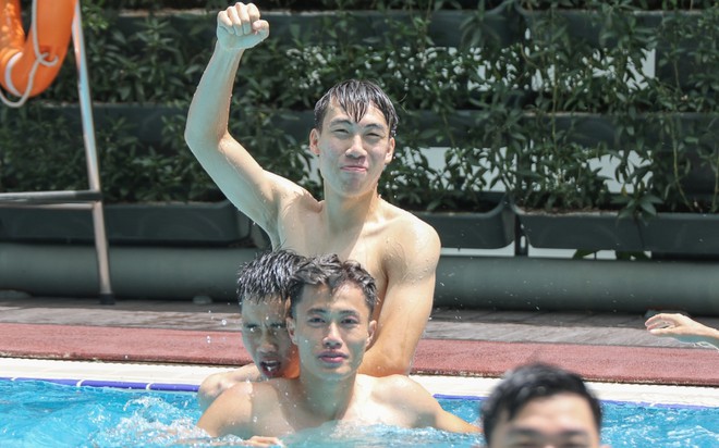 Cầu thủ U23 Việt Nam khoe cơ bụng 6 m&uacute;i ở bể bơi sau trận gặp U23 Jordan - Ảnh 2.