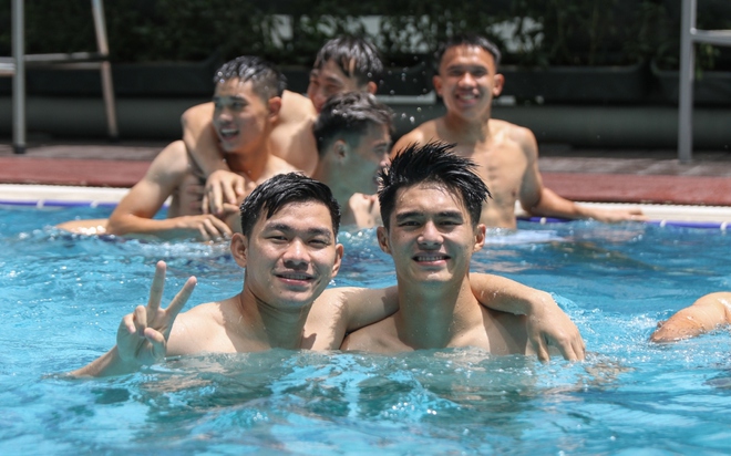 Cầu thủ U23 Việt Nam khoe cơ bụng 6 múi ở bể bơi sau trận gặp U23 Jordan - Ảnh 1.