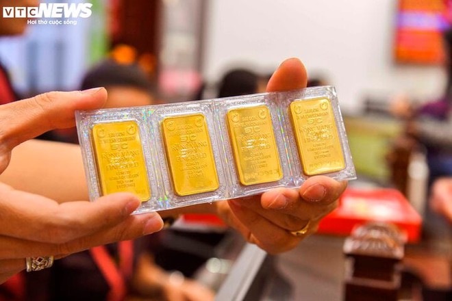 Mua v&agrave;ng miếng ở đỉnh cao 85 triệu đồng/lượng, nhiều người lỗ nặng - Ảnh 1.
