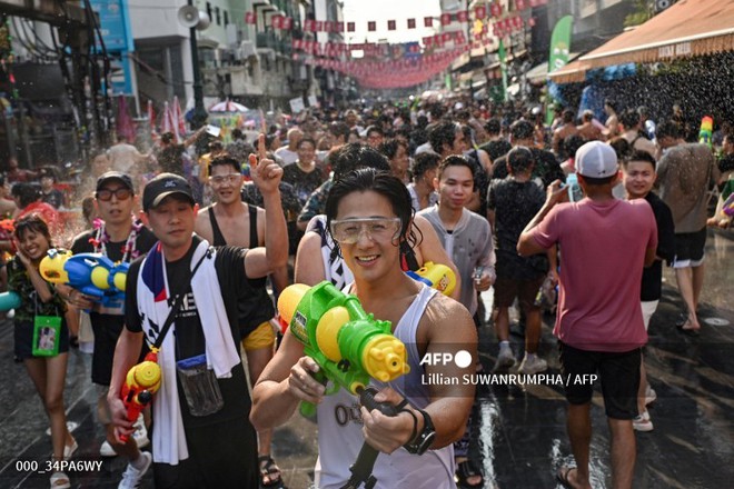 Songkran 2024: Hơn 120.000 du khách đổ về Thái Lan, Bangkok bùng nổ các màn té nước giải nhiệt giữa cái nóng 40 độ - Ảnh 15.