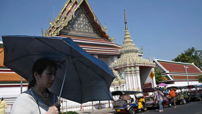 Nắng nóng gay gắt khắp Đông Nam Á, chưa xác định được thời điểm hạ nhiệt - Ảnh 1.