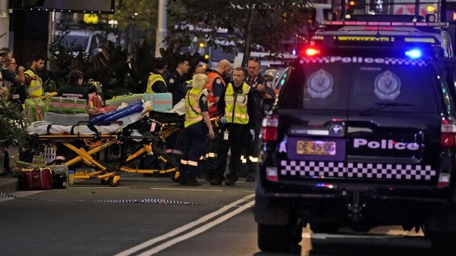 Nhân chứng kể lúc tưởng sẽ chết khi kẻ tấn công đâm hàng loạt người ở Sydney - Ảnh 2.