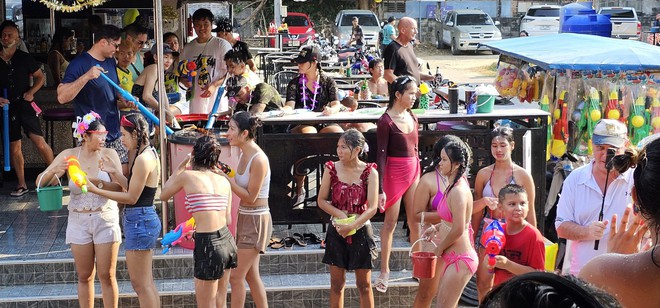 Songkran 2024: Hơn 120.000 du khách đổ về Thái Lan, Bangkok bùng nổ các màn té nước giải nhiệt giữa cái nóng 40 độ - Ảnh 5.
