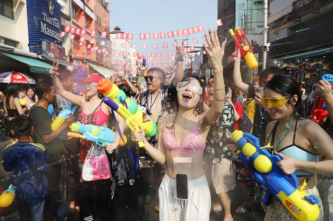 Songkran 2024: Hơn 120.000 du khách đổ về Thái Lan, Bangkok bùng nổ các màn té nước giải nhiệt giữa cái nóng 40 độ - Ảnh 2.