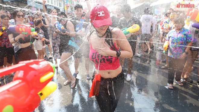 Songkran 2024: Hơn 120.000 du khách đổ về Thái Lan, Bangkok bùng nổ các màn té nước giải nhiệt giữa cái nóng 40 độ - Ảnh 1.