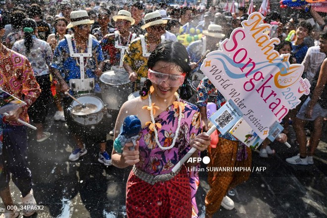 Songkran 2024: Hơn 120.000 du khách đổ về Thái Lan, Bangkok bùng nổ các màn té nước giải nhiệt giữa cái nóng 40 độ - Ảnh 14.