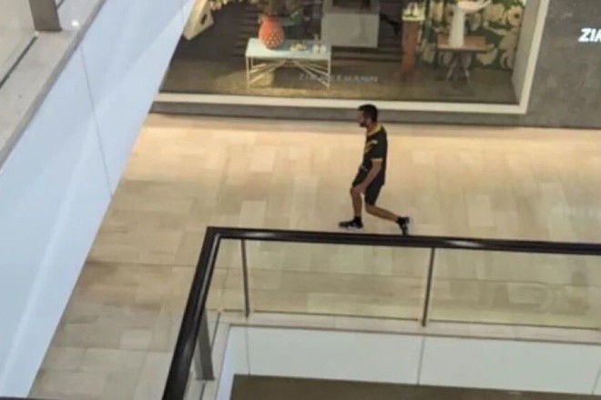 Đâm dao kinh hoàng tại trung tâm mua sắm: Nhiều người thương vong, nghi phạm bị bắn chết tại chỗ - Ảnh 1.