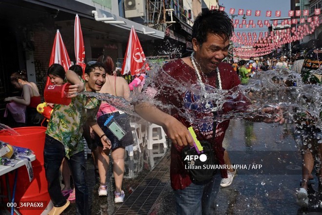 Songkran 2024: Hơn 120.000 du khách đổ về Thái Lan, Bangkok bùng nổ các màn té nước giải nhiệt giữa cái nóng 40 độ - Ảnh 13.