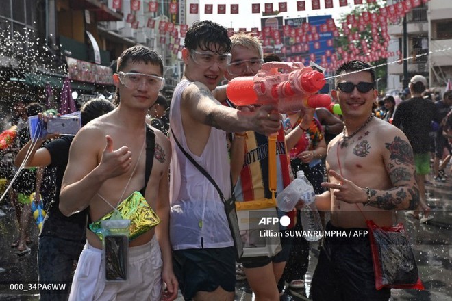 Songkran 2024: Hơn 120.000 du khách đổ về Thái Lan, Bangkok bùng nổ các màn té nước giải nhiệt giữa cái nóng 40 độ - Ảnh 12.