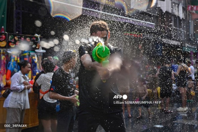 Songkran 2024: Hơn 120.000 du khách đổ về Thái Lan, Bangkok bùng nổ các màn té nước giải nhiệt giữa cái nóng 40 độ - Ảnh 11.