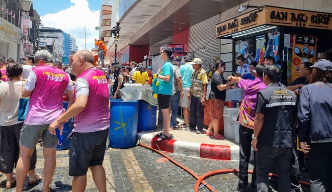 Songkran 2024: Hơn 120.000 du khách đổ về Thái Lan, Bangkok bùng nổ các màn té nước giải nhiệt giữa cái nóng 40 độ - Ảnh 7.