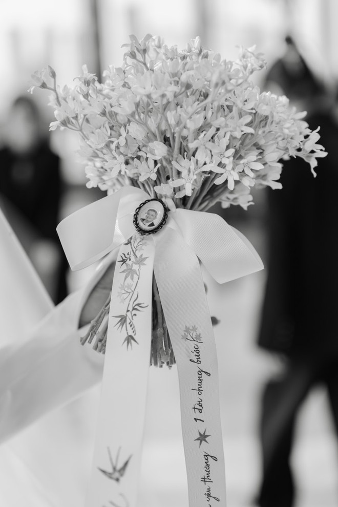 Cô dâu Minh Tú diện áo dài lấy cảm hứng từ mẹ, bó hoa cưới đặc biệt gây xúc động mạnh - Ảnh 5.