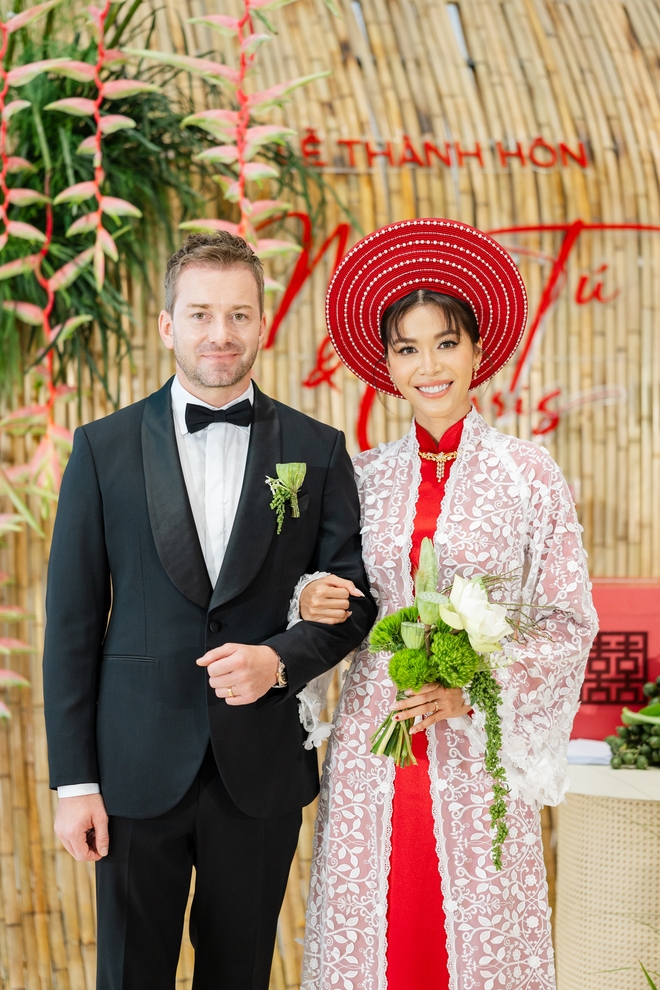 Cô dâu Minh Tú diện áo dài lấy cảm hứng từ mẹ, bó hoa cưới đặc biệt gây xúc động mạnh - Ảnh 2.