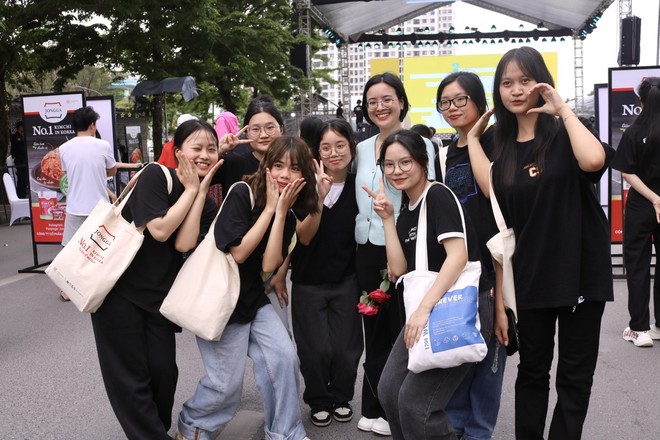 Giới trẻ Hà Nội thích thú check-in trên con đường văn hóa Hàn Quốc - Ảnh 14.