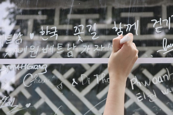 Giới trẻ Hà Nội thích thú check-in trên con đường văn hóa Hàn Quốc - Ảnh 13.