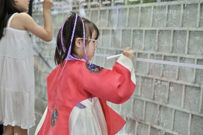 Giới trẻ Hà Nội thích thú check-in trên con đường văn hóa Hàn Quốc - Ảnh 11.