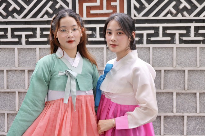 Giới trẻ Hà Nội thích thú check-in trên con đường văn hóa Hàn Quốc - Ảnh 9.